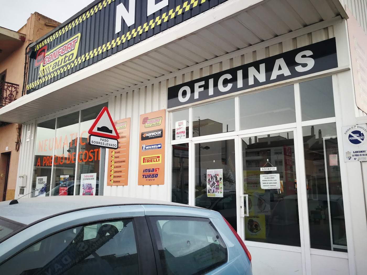 Fachada de Neumáticos David con cartel y oficinas